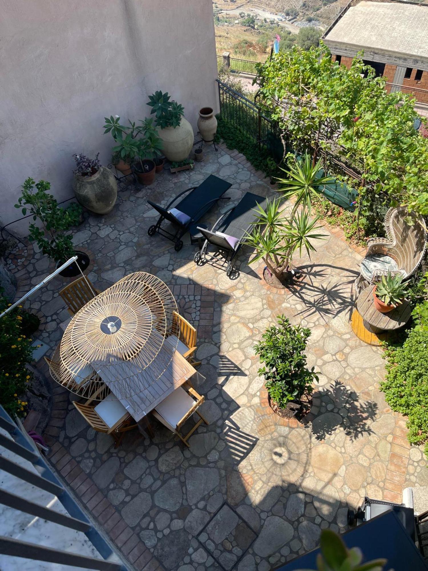The Secret Garden Villa Forza dʼAgro Exteriör bild